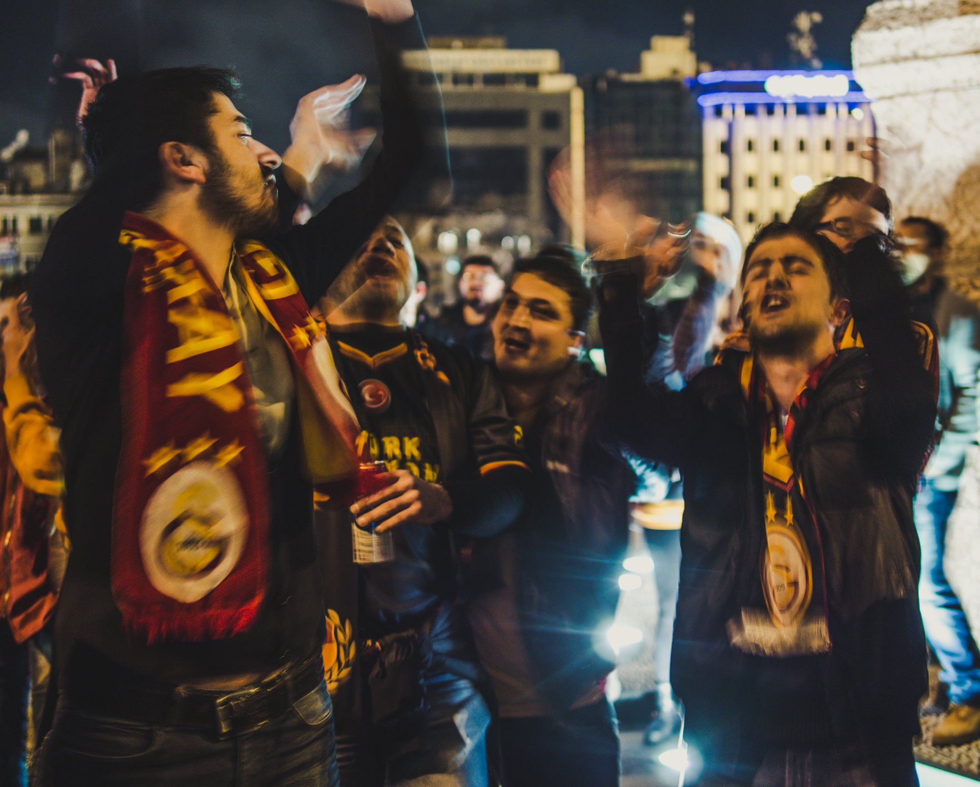 Stadtderby: Siegestrunkene Galatasaray-Anhänger am Taksim-Platz.